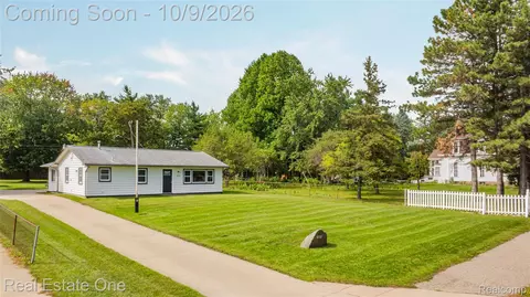 3772 Joslyn Rd, Orion, MI 48359