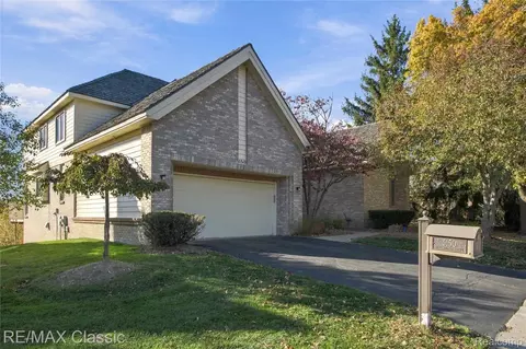 5150 Oakbrooke Dr #11, West Bloomfield, MI 48323