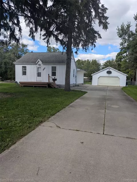 29804 John Hauk St, Garden City, MI 48135