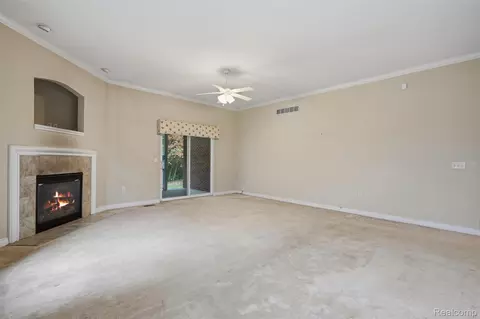 Living - 23875 Thorn Dr, Flat Rock, MI 48134 photo 3 of 6