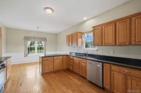 Kitchen - 23875 Thorn Dr, Flat Rock, MI 48134 photo 2 of 5