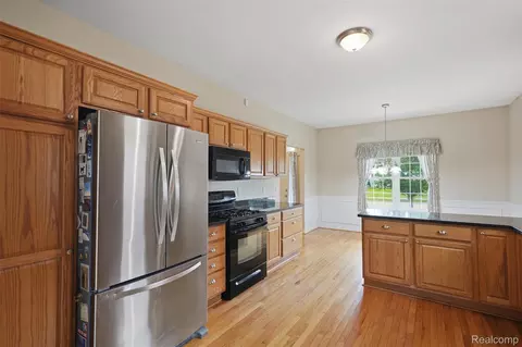 Kitchen - 23875 Thorn Dr, Flat Rock, MI 48134 photo 3 of 5