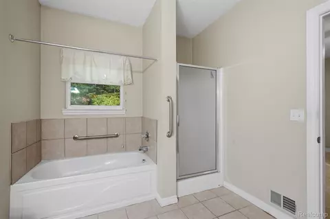 Bath - 23875 Thorn Dr, Flat Rock, MI 48134 photo 2 of 4