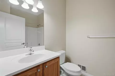 Bath - 23875 Thorn Dr, Flat Rock, MI 48134 photo 3 of 4