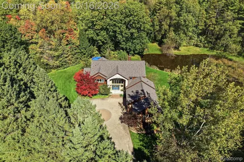 4444 Rolling Acres Dr, Hartland, MI 48353