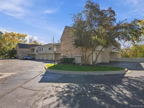3855 Lone Pine Rd #WEST, West Bloomfield, MI 48323
