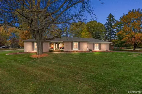 31192 Sunset Ct, Beverly Hills, MI 48025