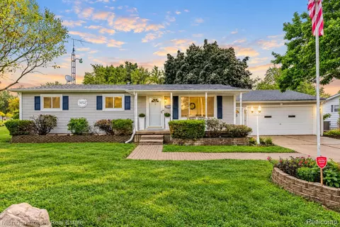 1052 Barbara St, Grand Blanc, MI 48439