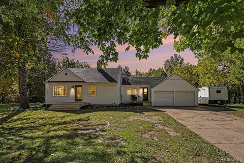 160 Collier Rd, Auburn Hills, MI 48326