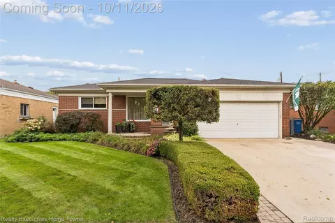 11460 Applewood Dr, Warren, MI 48093