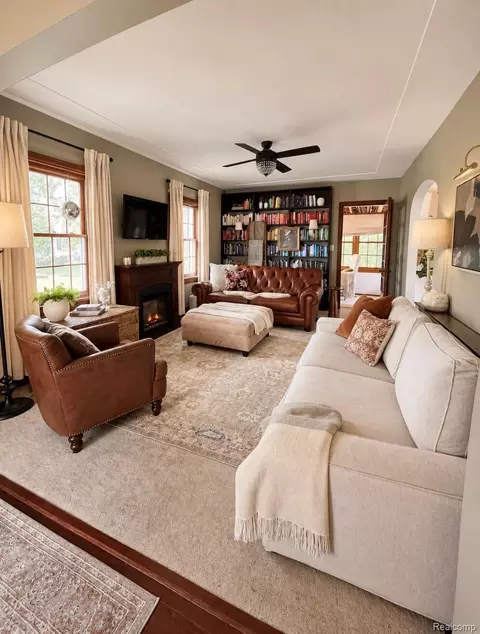 Living - 403 Godfroy Ave, Monroe, MI 48162 photo 1 of 2