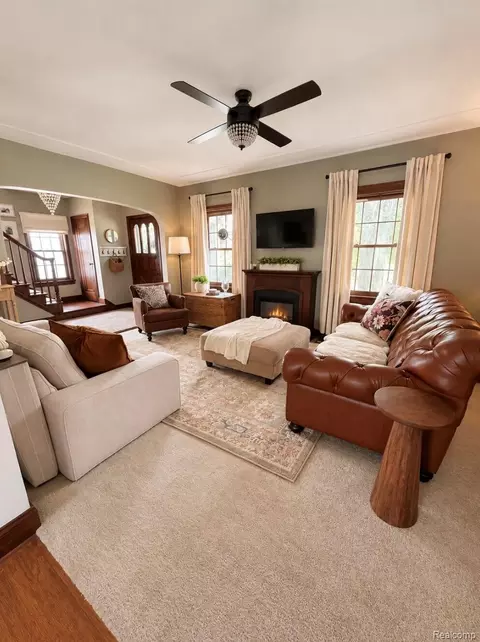 Living - 403 Godfroy Ave, Monroe, MI 48162 photo 2 of 2