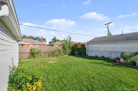 Exterior - 21750 Schroeder Ave, Eastpointe, MI 48021 photo 3 of 5