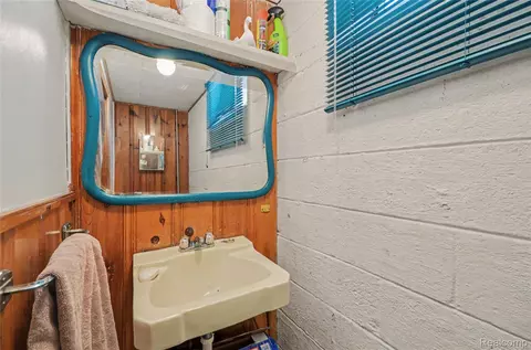 Bath - 21750 Schroeder Ave, Eastpointe, MI 48021 photo 2 of 2