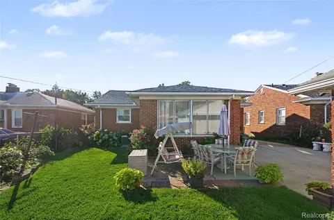 Exterior - 21750 Schroeder Ave, Eastpointe, MI 48021 photo 4 of 5