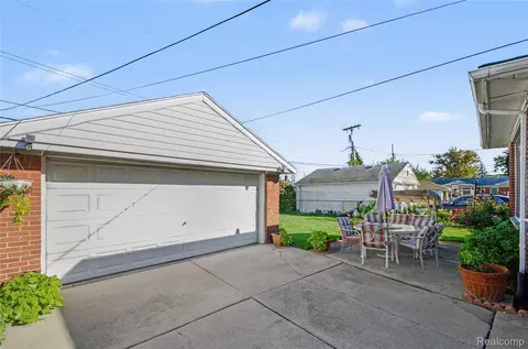 Exterior - 21750 Schroeder Ave, Eastpointe, MI 48021 photo 2 of 5