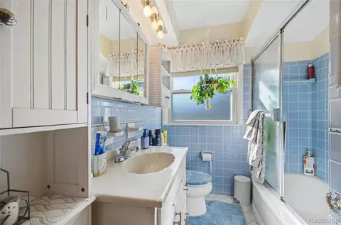 Bath - 21750 Schroeder Ave, Eastpointe, MI 48021 photo 1 of 2