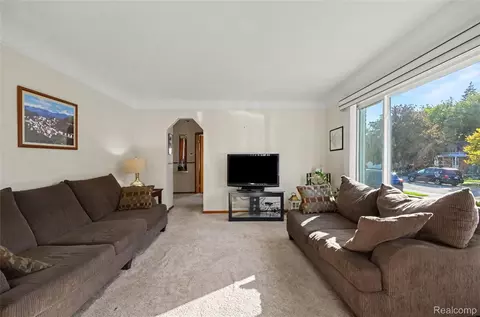 Living - 21750 Schroeder Ave, Eastpointe, MI 48021 photo 2 of 4