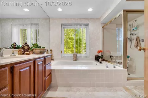 Bath - 7133 Bridge Way, West Bloomfield, MI 48322 photo 2 of 5