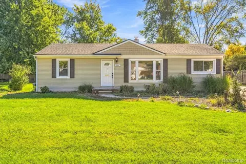 28841 Grayfield Dr, Farmington Hills, MI 48336