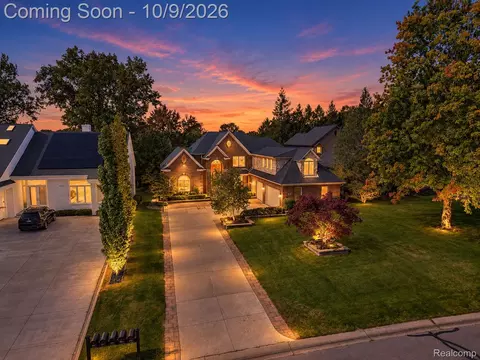 1347 Forest Bay Dr, Waterford, MI 48328