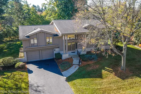 3265 Bloomfield Shore Dr, West Bloomfield, MI 48323
