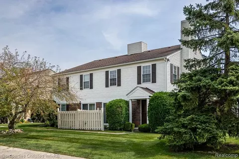15818 Charleston Dr, Clinton Township, MI 48038