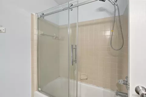 Bath - 50576 Commons Dr, Macomb, MI 48042 photo 3 of 6