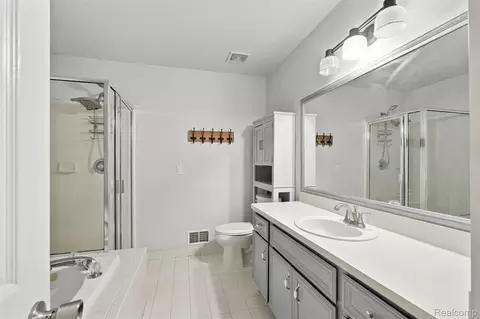 Bath - 50576 Commons Dr, Macomb, MI 48042 photo 5 of 6