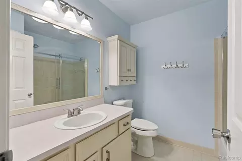 Bath - 50576 Commons Dr, Macomb, MI 48042 photo 2 of 6