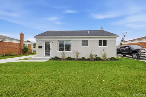 15834 Chestnut St, Roseville, MI 48066