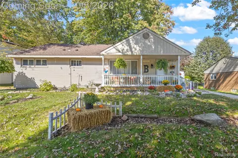 33718 Barrington St, Westland, MI 48186