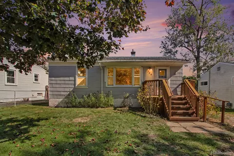 329 Clayburn Blvd, Waterford, MI 48327