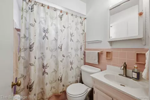 Bath - 613 E Atherton Rd, Flint, MI 48507 photo 1 of 2