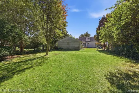 Exterior - 613 E Atherton Rd, Flint, MI 48507 photo 4 of 9