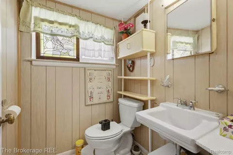 Bath - 613 E Atherton Rd, Flint, MI 48507 photo 2 of 2