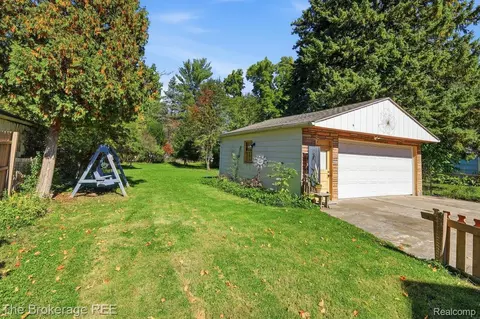 Exterior - 613 E Atherton Rd, Flint, MI 48507 photo 2 of 9