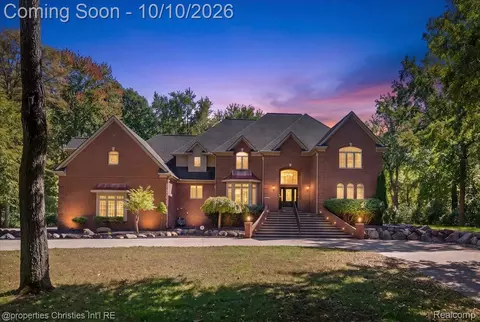 6986 Montgomery Dr, Shelby Township, MI 48316