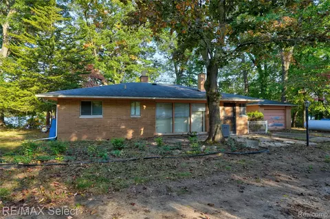 400 Lakeshore Dr, Leoni, MI 49240
