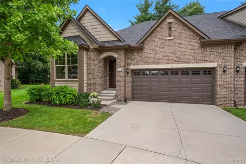 1075 Hampshire Ct, Rochester Hills, MI 48307
