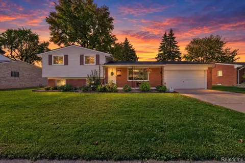 16505 Country Club Dr, Livonia, MI 48154