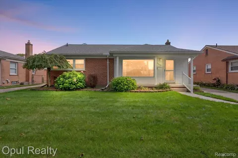 6442 Golfview St, Garden City, MI 48135