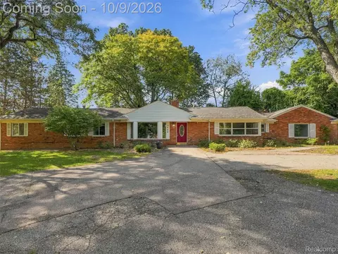 2666 W Hickory Grove Rd, Bloomfield Township, MI 48302