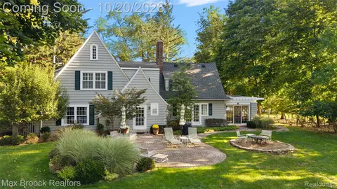 4901 Elmgate Dr, Orchard Lake Village, MI 48324