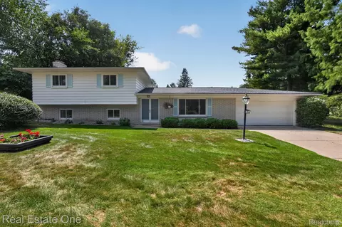 219 Allen Lake Dr, White Lake, MI 48386