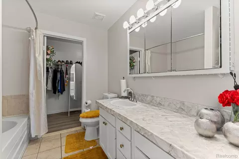 Bath - 28215 Hillsbriar Dr, Romulus, MI 48174 photo 2 of 4