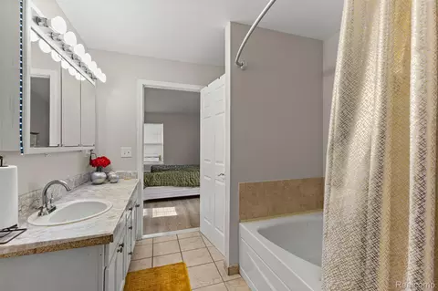 Bath - 28215 Hillsbriar Dr, Romulus, MI 48174 photo 3 of 4