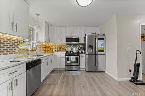 Kitchen - 28215 Hillsbriar Dr, Romulus, MI 48174 photo 2 of 3