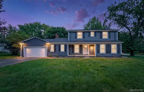 2185 Brenthaven Dr, Bloomfield Hills, MI 48304
