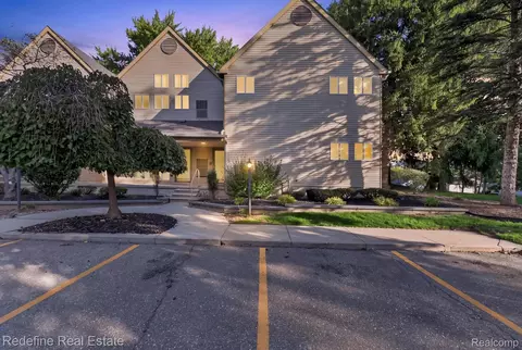 2771 Rollcrest Rd #FAINGTON, Hills, MI 48334